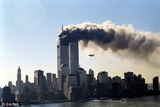 
	
	Ngày 11 tháng 9, cuộc tấn công khủng bố lần thứ hai của một nhóm không tặc đã diễn ra khi chúng cho phi cơ lao thẳng vào tòa Tháp Đôi của Trung tâm Thương mại thế giới tại Manhattan, Hoa Kỳ.